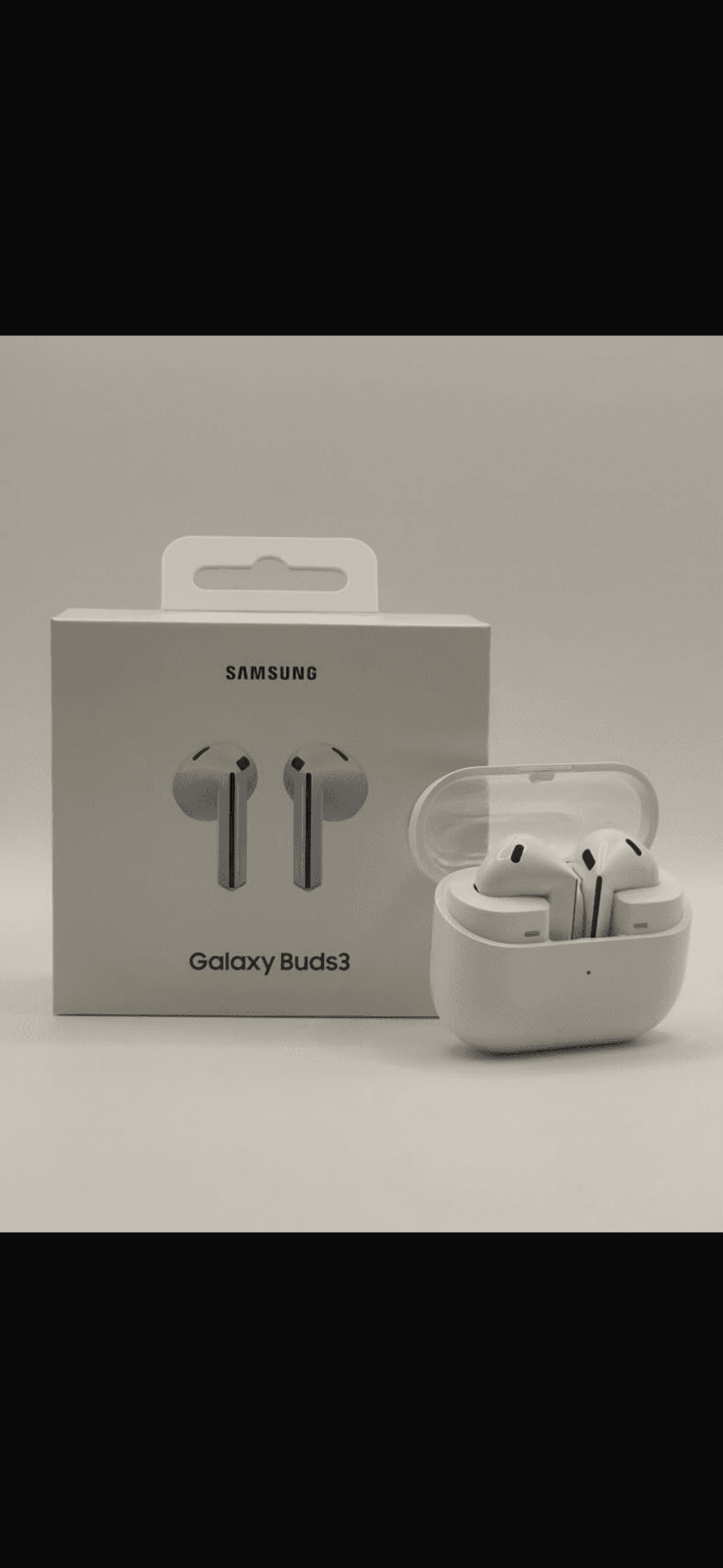 Samsung Galaxy Buds3, beyaz renkli, saplı tasarıma sahip kablosuz kulaklık 