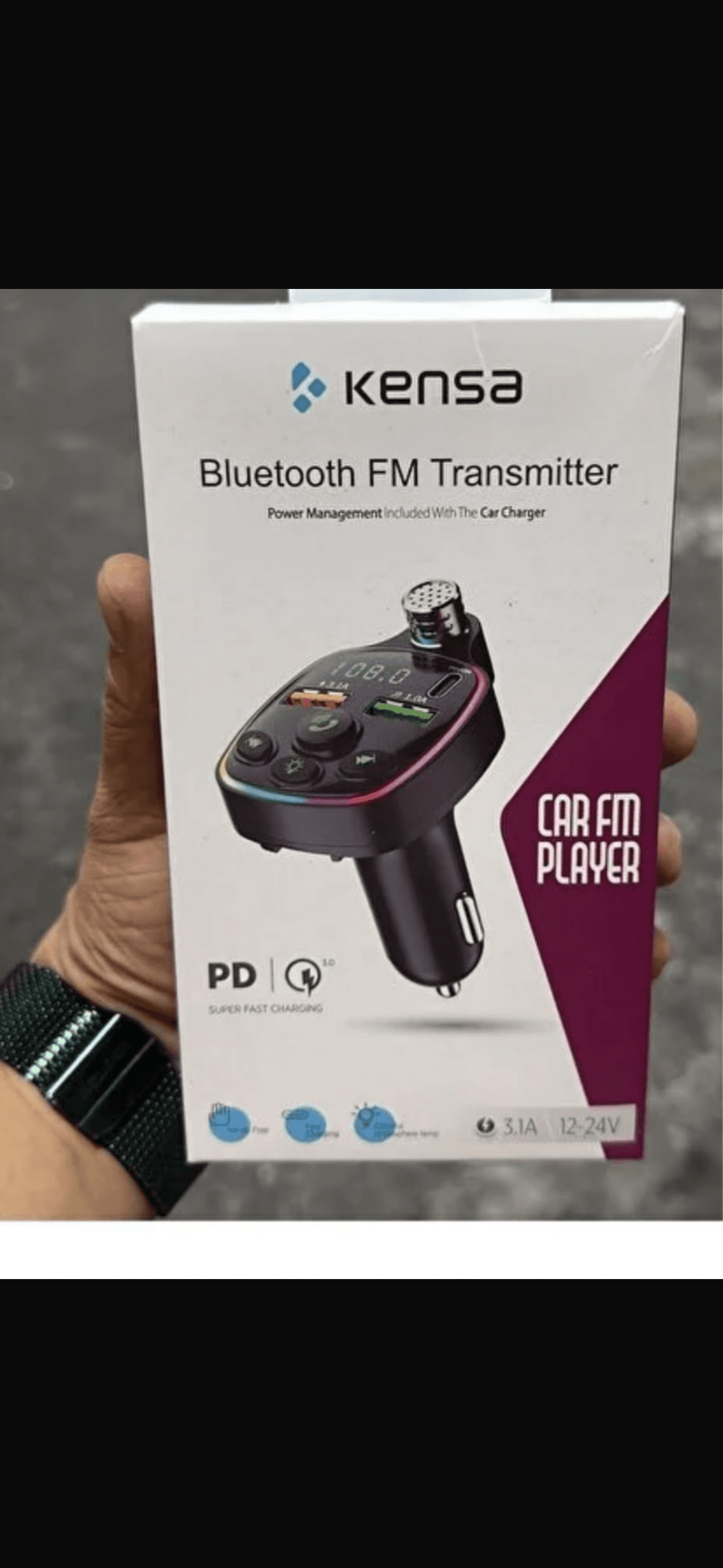 Type-C ve çift USB çıkışlarına sahip, PD ve QC3.0 hızlı şarj desteği sunan bir Kensa Bluetooth FM Transmitter 