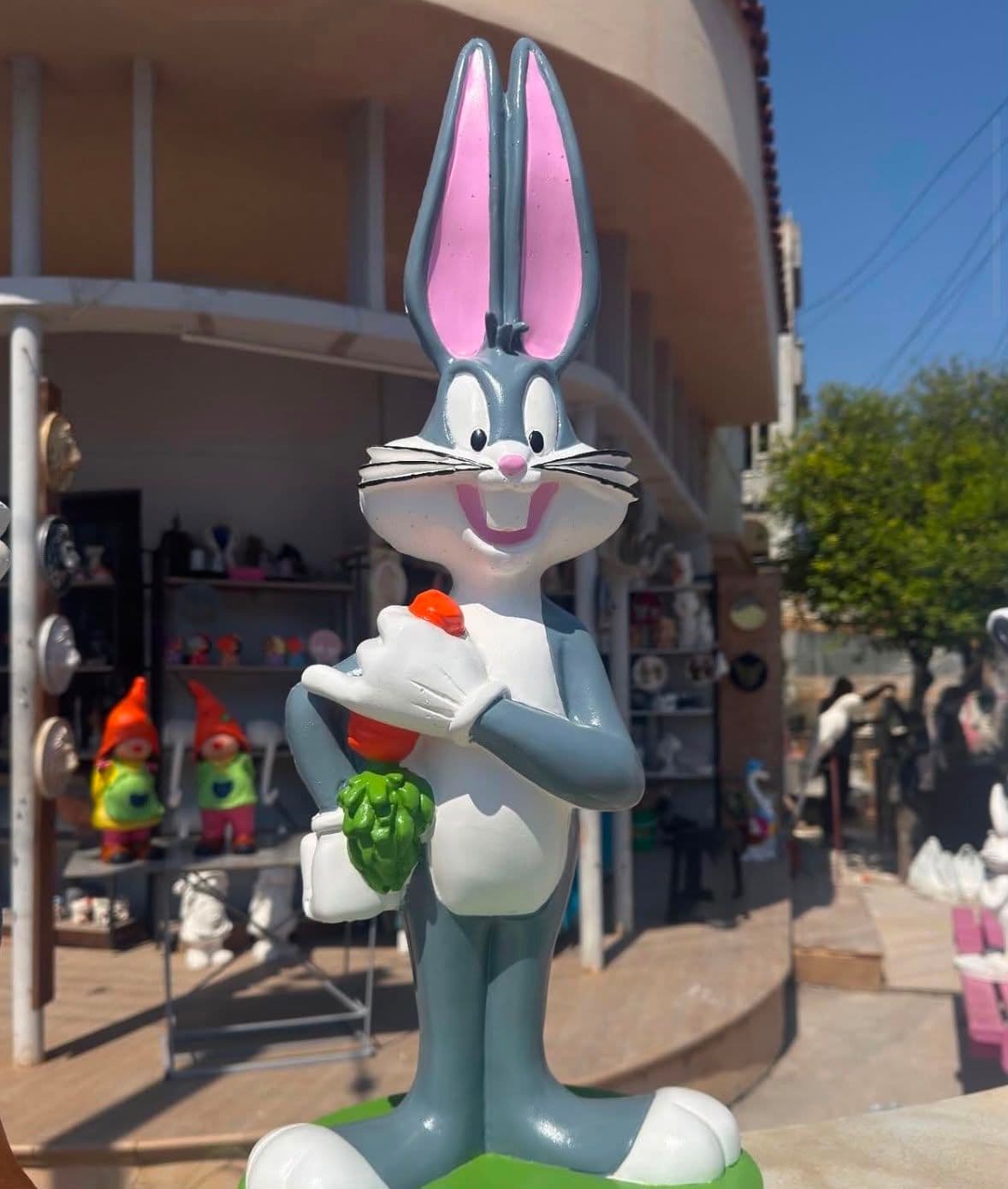     Bugs Bunny Tavşan Bahçe Biblosu Dekoratif Polyester Heykel Renkli