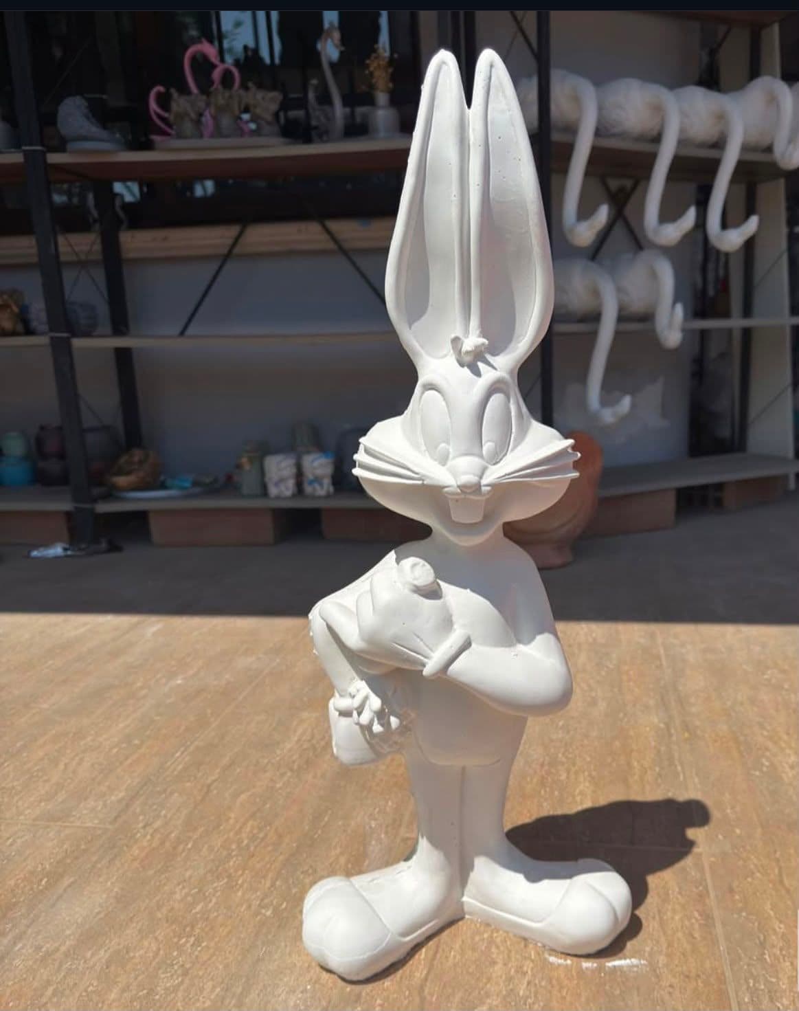     Bugs Bunny Tavşan Dekoratif Polyester Bahçe Heykeli Boyanabilir