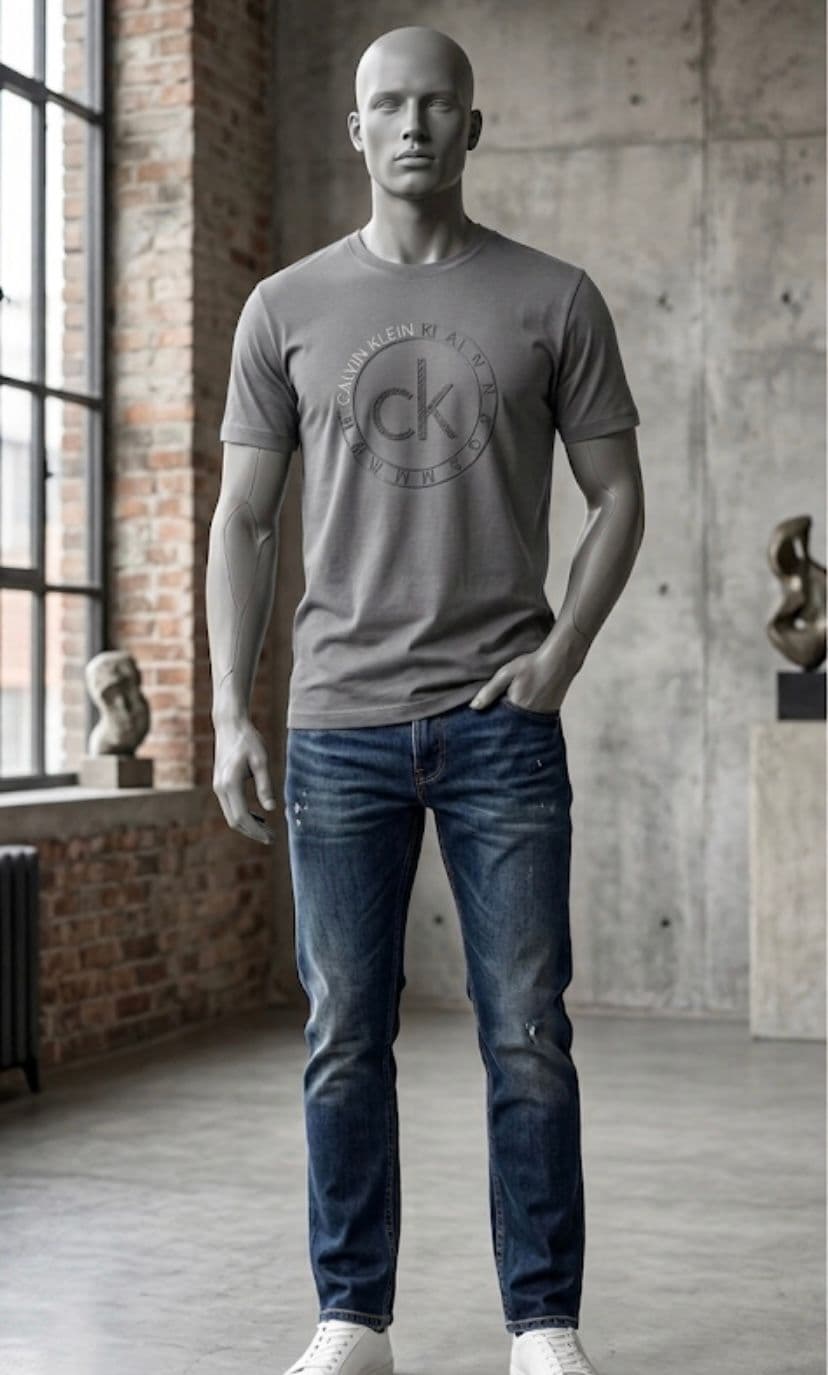 Stilinizi Yenileyin: Calvin Klein Embossed Logo Tişört Şimdi Stoklarda